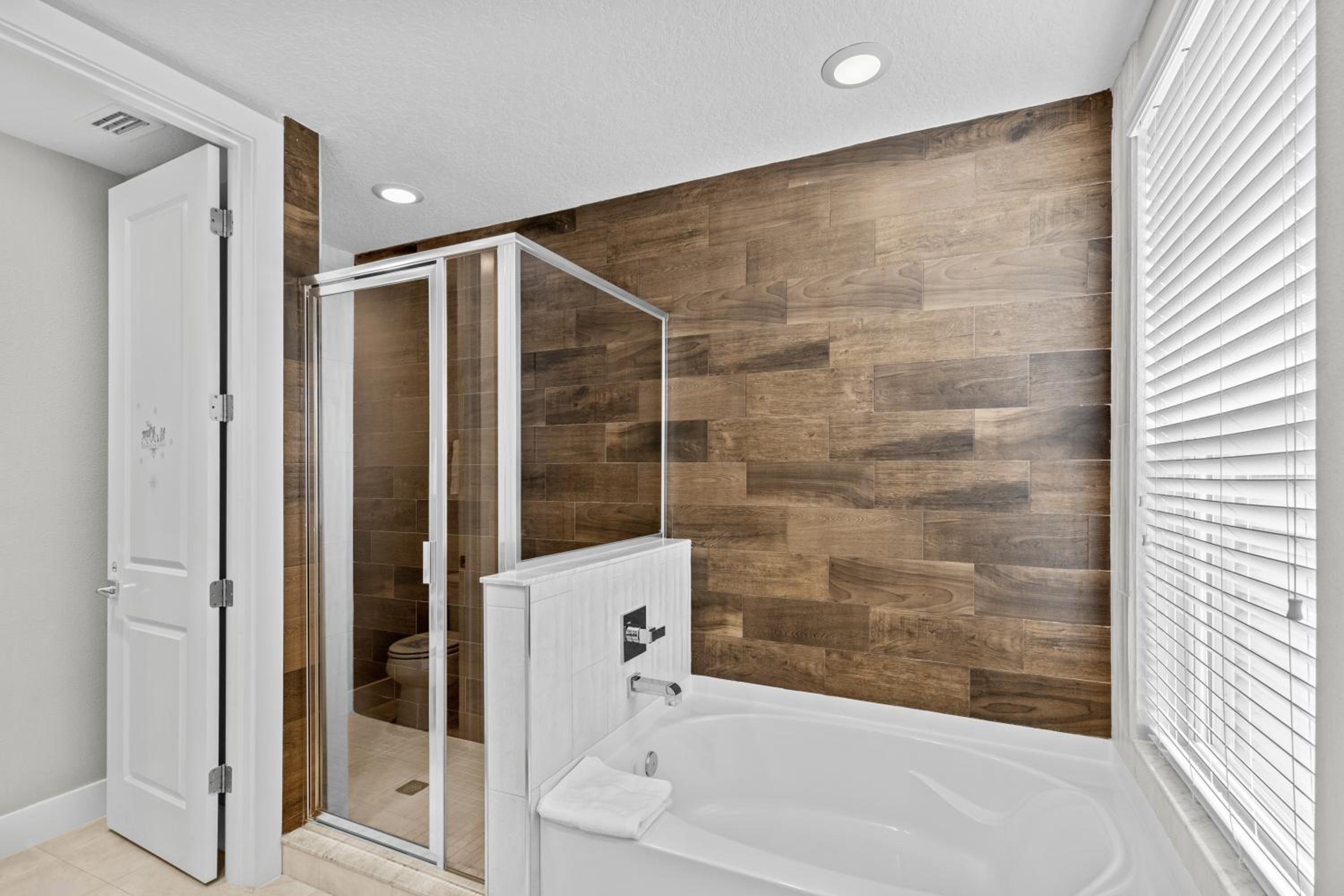 LOCATION!! Modern Luxury Home 2 miles from Disney!