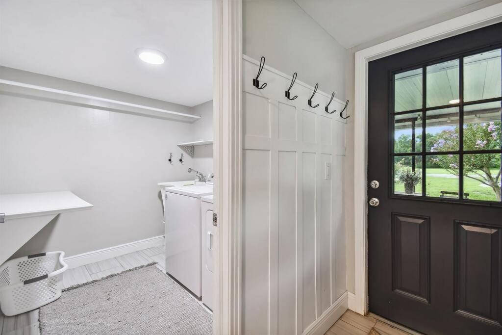Spacious 4 Bedroom Entire Home, Tampa, Fire Pit view 4