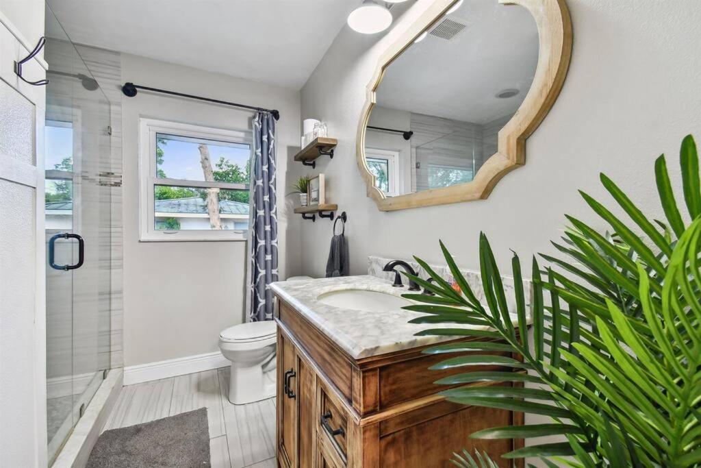 Spacious 4 Bedroom Entire Home, Tampa, Fire Pit view 5