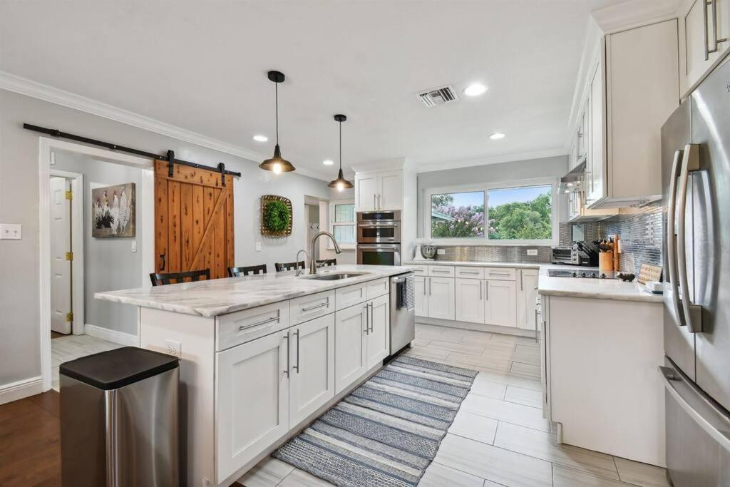 Spacious 4 Bedroom Entire Home, Tampa, Fire Pit view 2