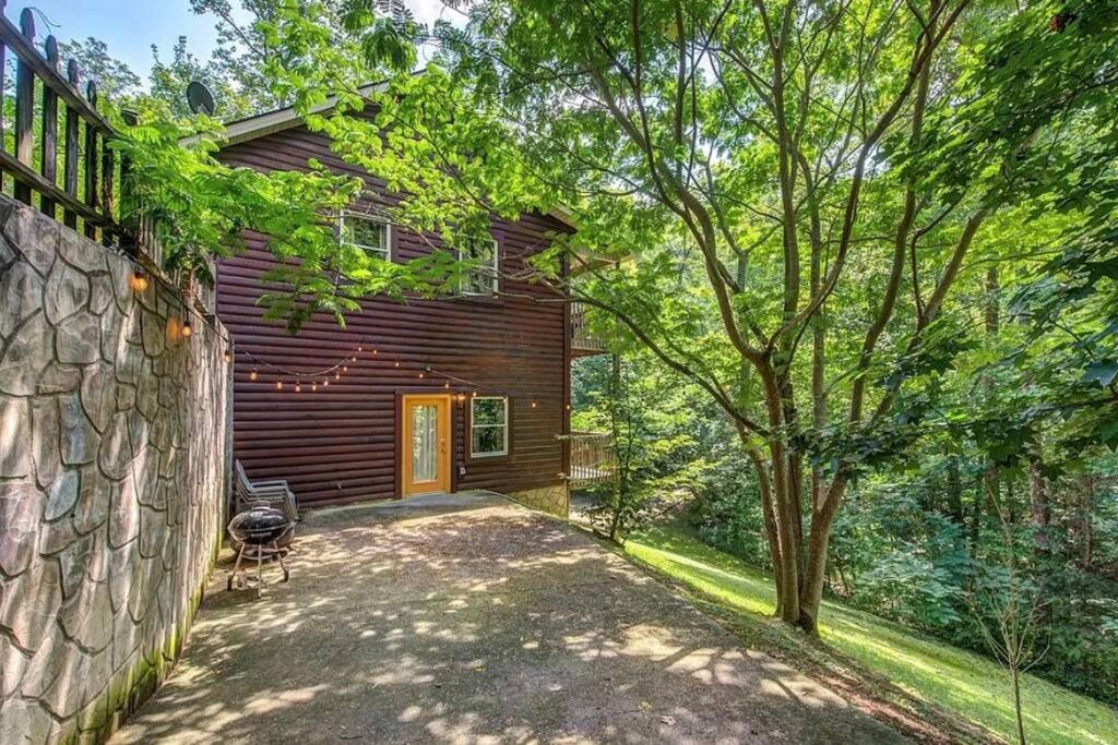 Smokey Mountain Retreat, new hot tub, game room, sleeps 8! view 2