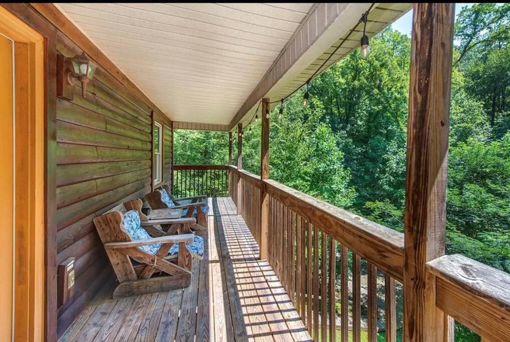 Smokey Mountain Retreat, new hot tub, game room, sleeps 8! view 3