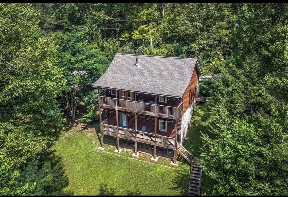 Smokey Mountain Retreat, new hot tub, game room, sleeps 8! view 4
