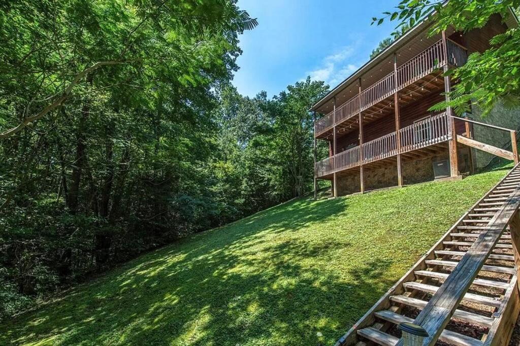 Smokey Mountain Retreat, new hot tub, game room, sleeps 8! view 5