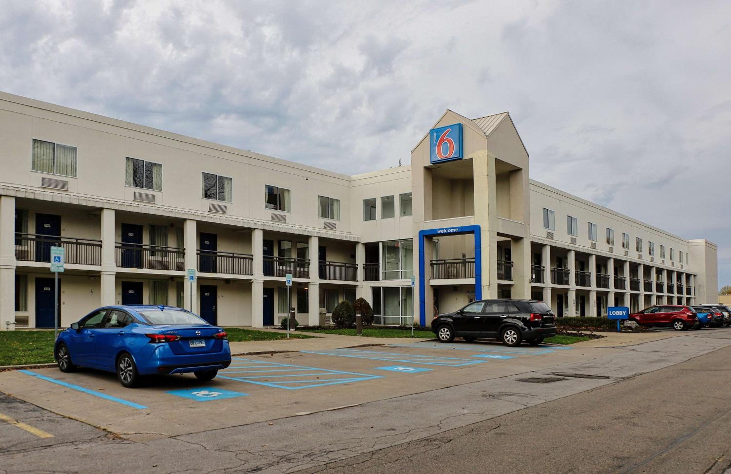 Hotel Motel 6-Buffalo, NY - Airport - Williamsville - Image 1
