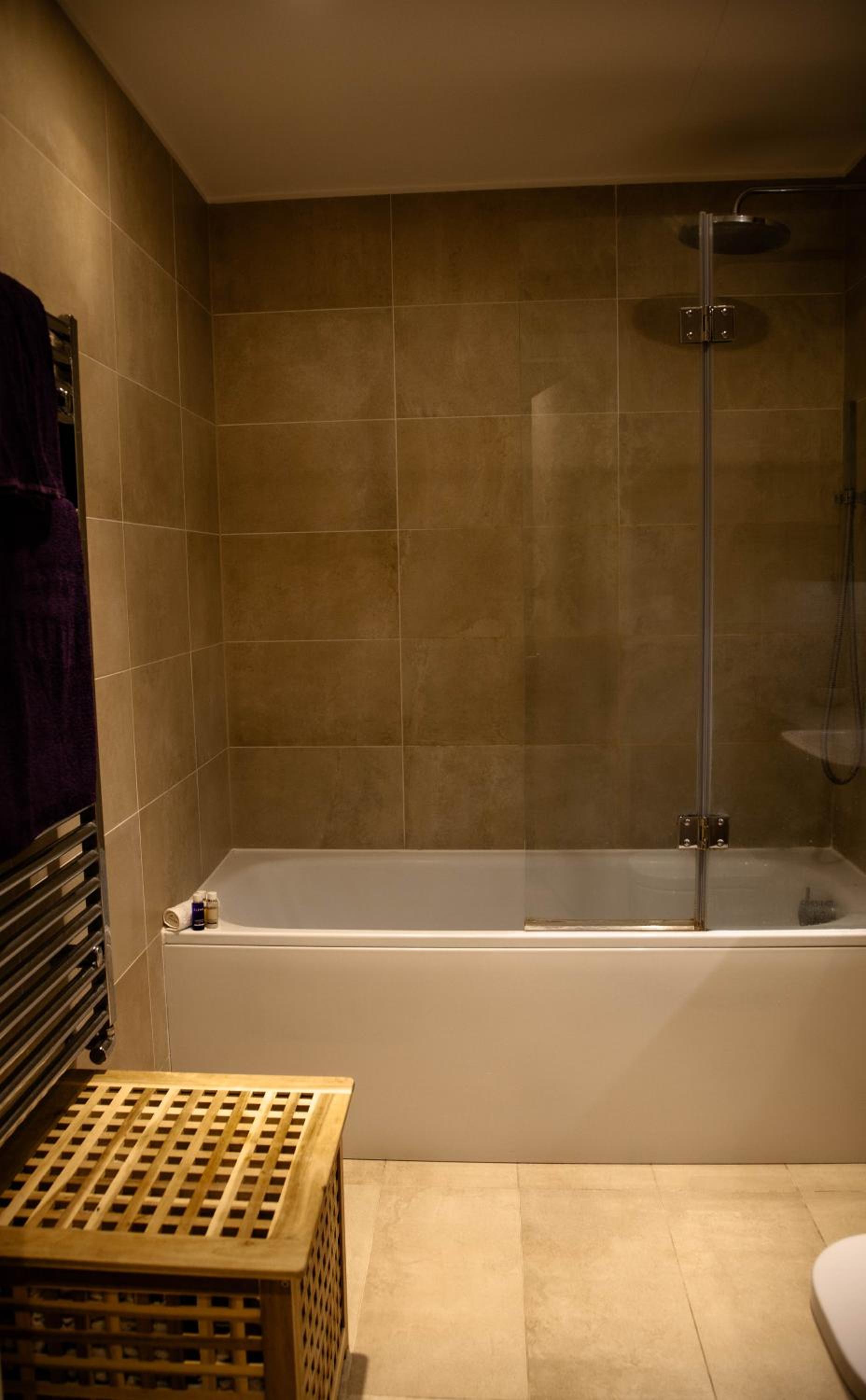 Spacious East Croydon serviced apartment: 13 mins to London view 2