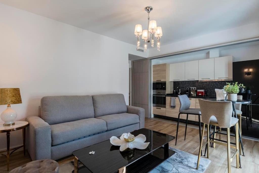 2 Luxurious apartment in the heart of puerto banus