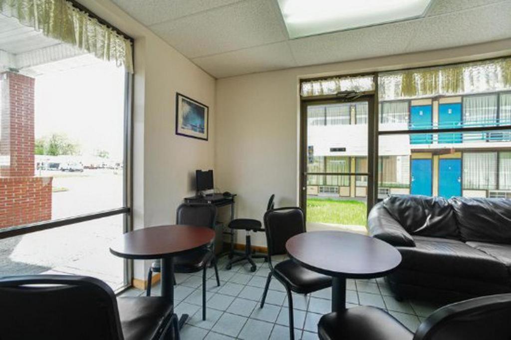 Loyalty Inn Maryville view 4
