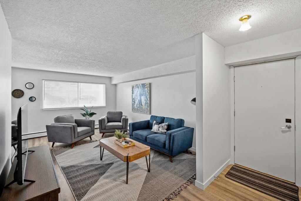 Modern 2BR with Free Parking and Newly Renovated