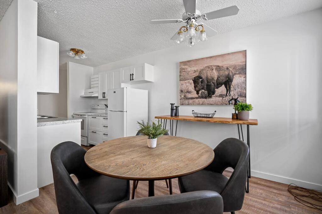 Modern 2BR with Free Parking and Newly Renovated