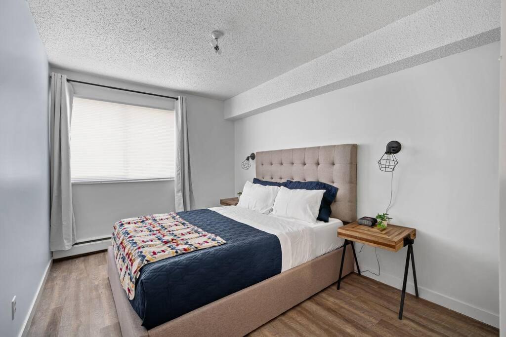 Modern 2BR with Free Parking and Newly Renovated