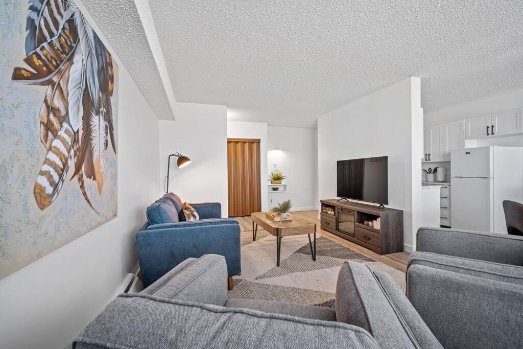 Modern 2BR with Free Parking and Newly Renovated