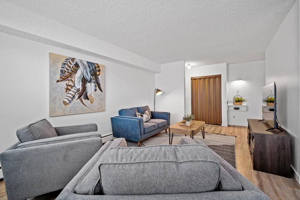 Modern 2BR with Free Parking and Newly Renovated