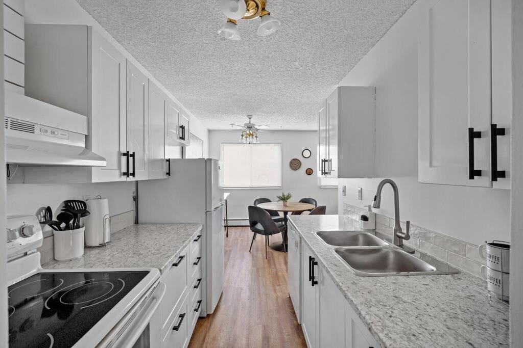 Modern 2BR with Free Parking and Newly Renovated