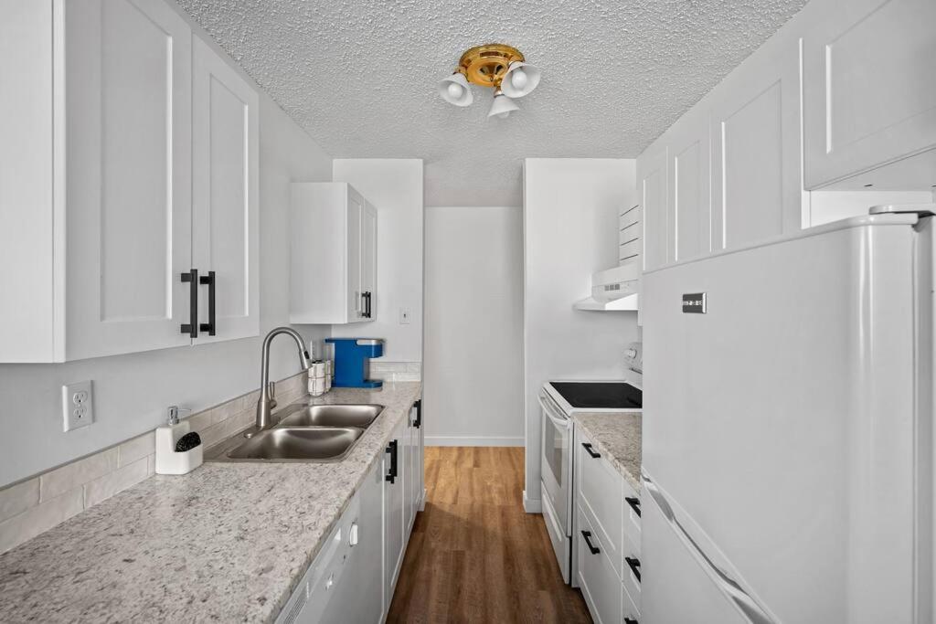 Modern 2BR with Free Parking and Newly Renovated