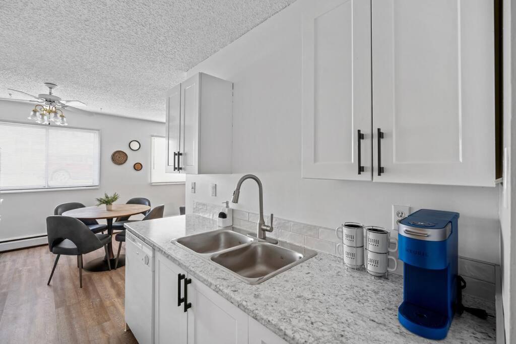 Modern 2BR with Free Parking and Newly Renovated