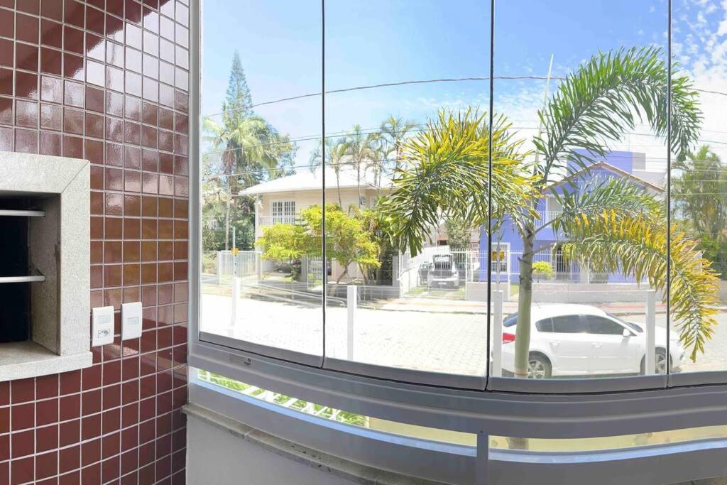 Ap Top Canasvieiras 01 - Apartamento em Canasvieiras com piscina e 2 garagens