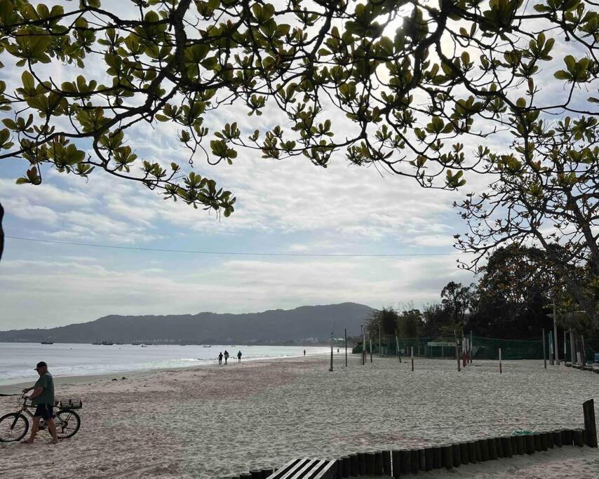 Ap Top Canasvieiras 01 - Apartamento em Canasvieiras com piscina e 2 garagens