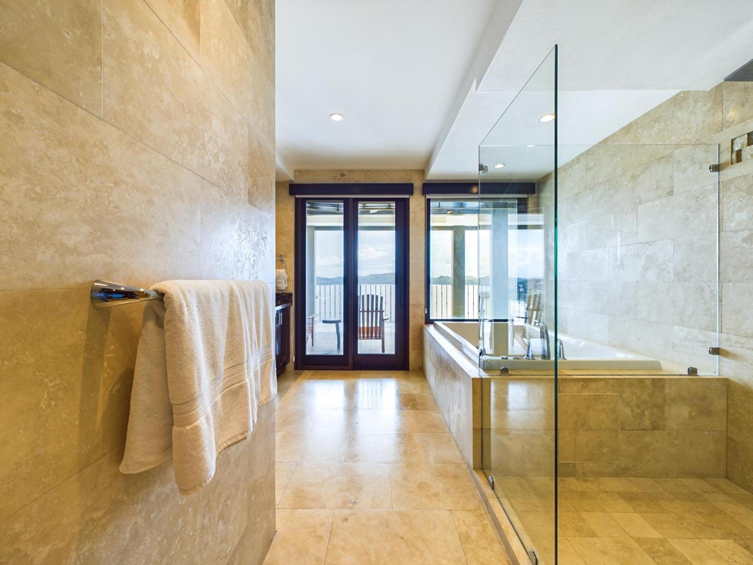 360 Splendor 309-Ocean View Residence-Breakfast Included!