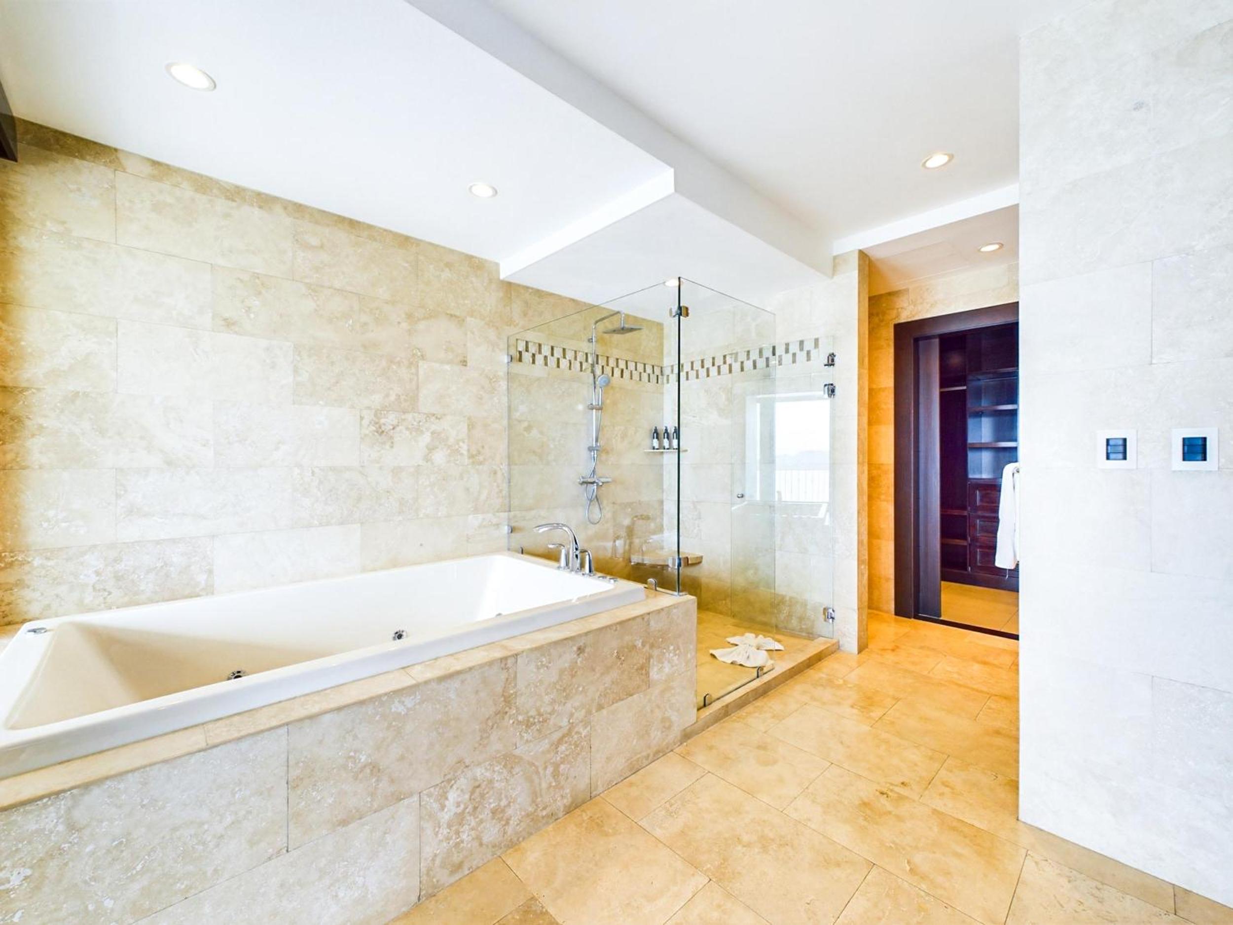 360 Splendor 309-Ocean View Residence-Breakfast Included!