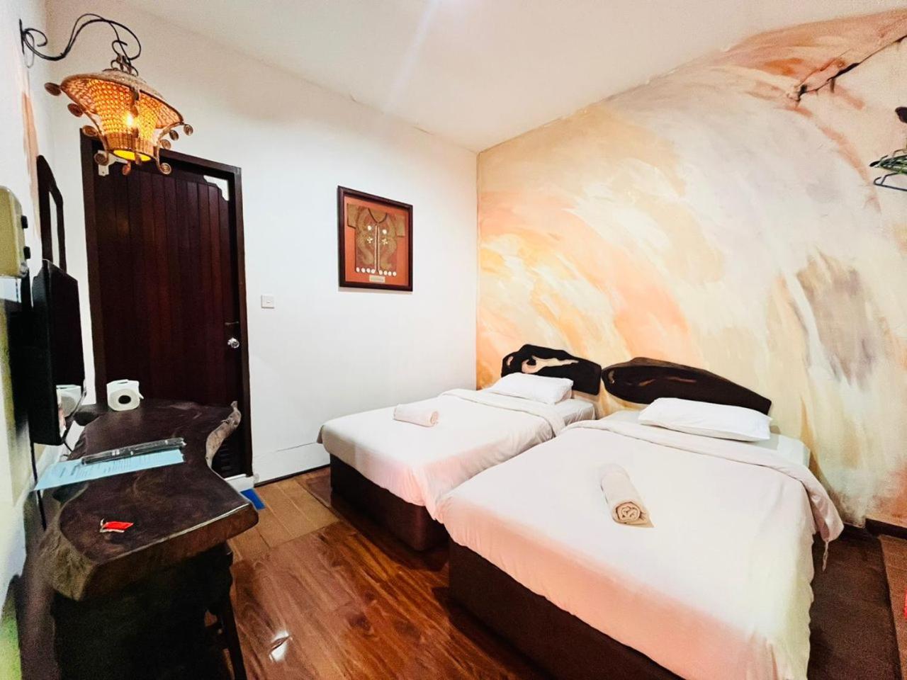 Kuching Waterfront Lodge