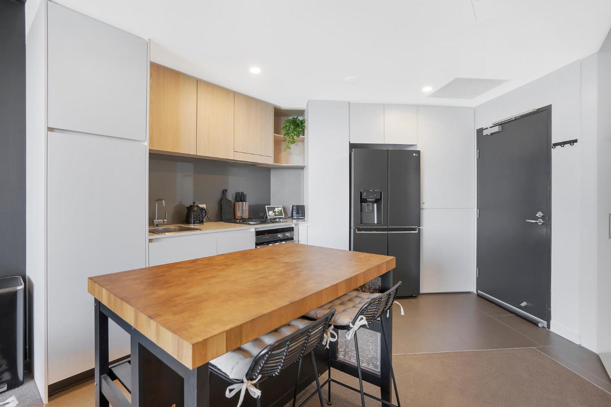 703 Luxury Ocean View Apartment