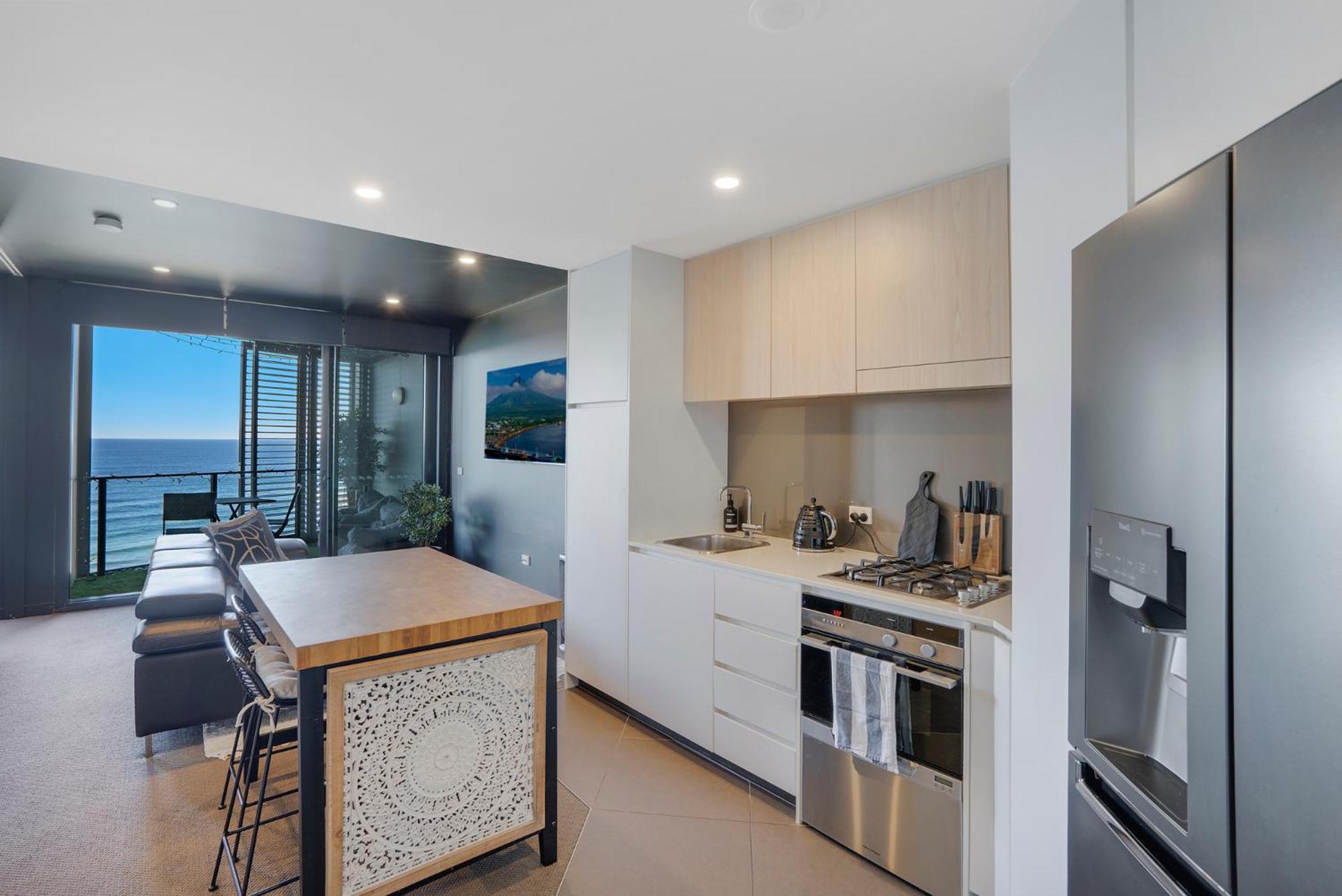 703 Luxury Ocean View Apartment