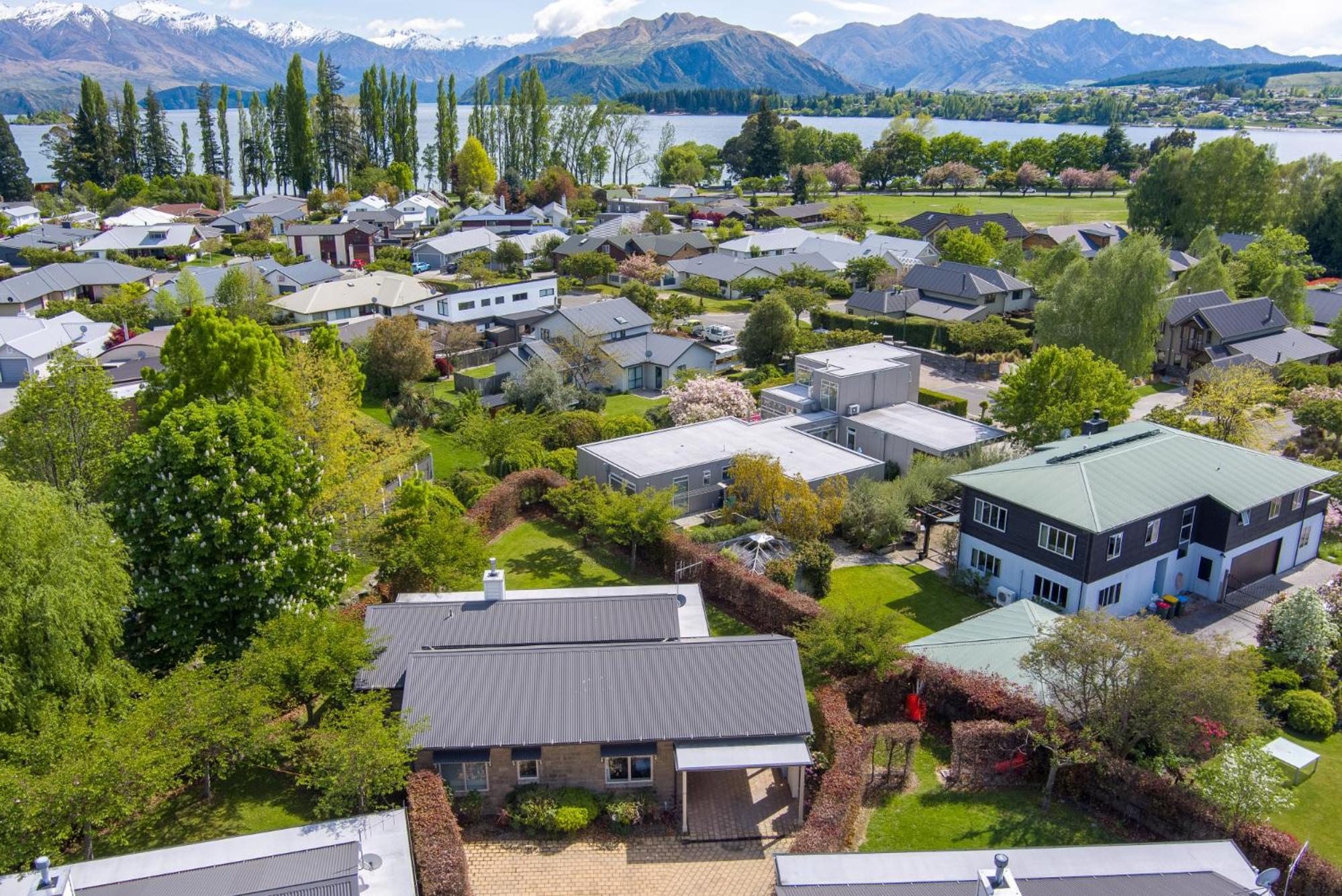 Meadowstone Villa | Cosy with Gas Fireplace & BBQ view 5