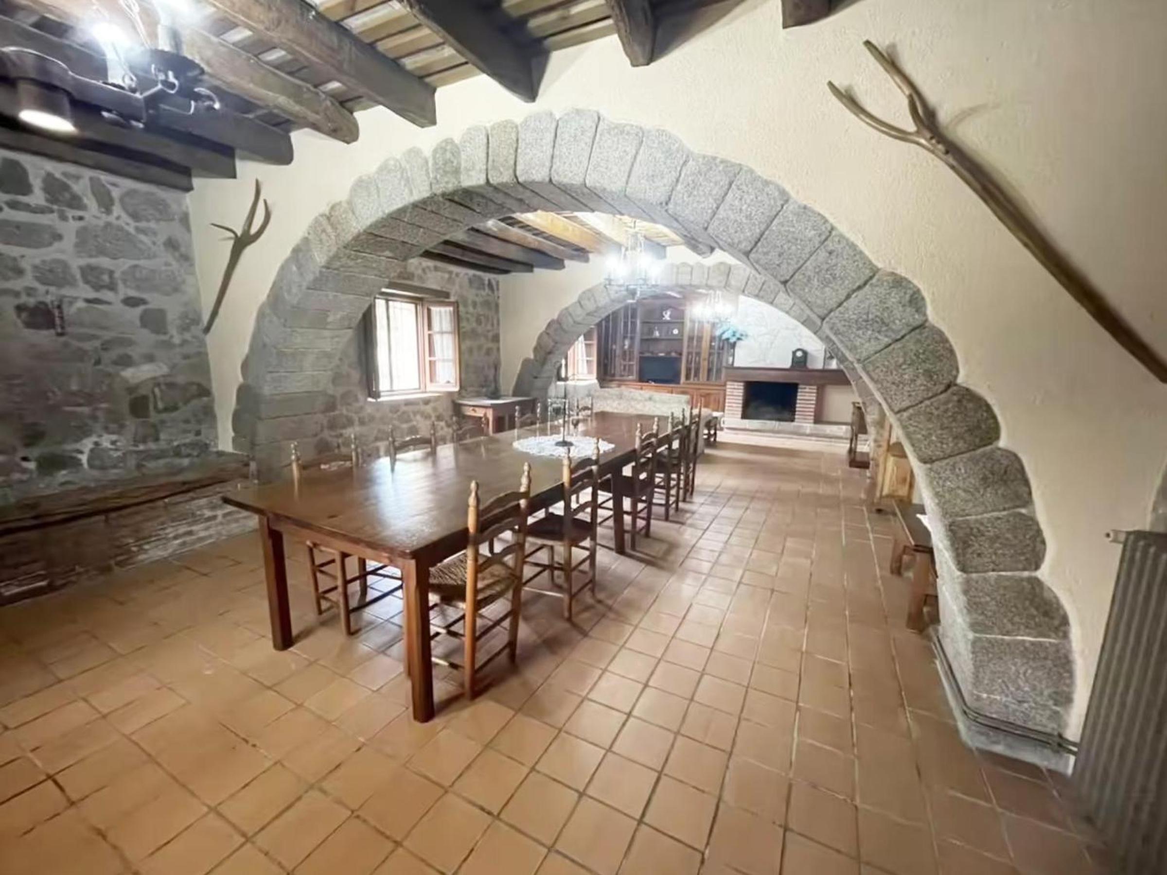 Histórica Masía con Piscina, Rodeada de Bosques y Campos, Ideal para Familias y Amigos - ES-209-36 view 4