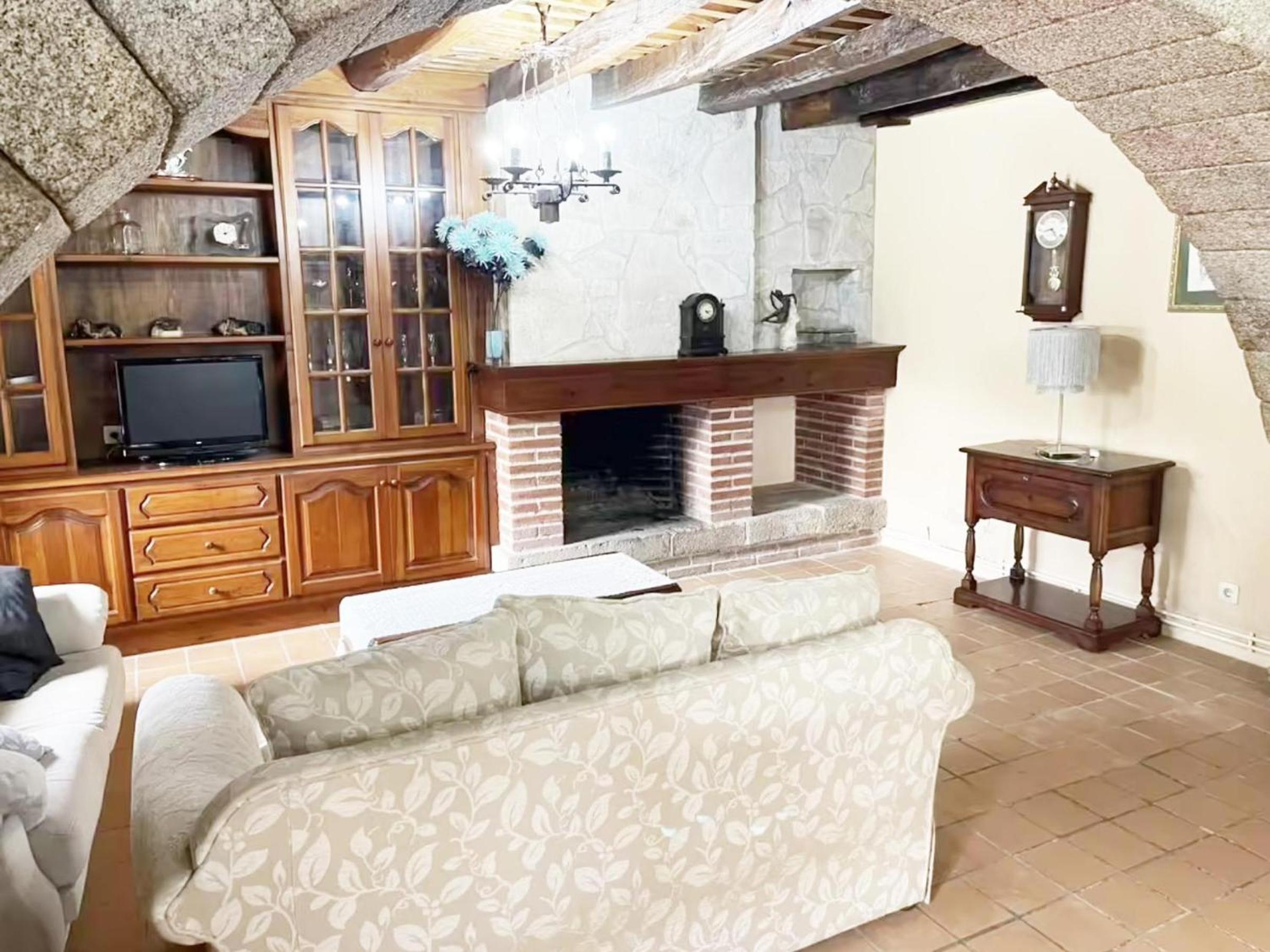 Histórica Masía con Piscina, Rodeada de Bosques y Campos, Ideal para Familias y Amigos - ES-209-36 view 5