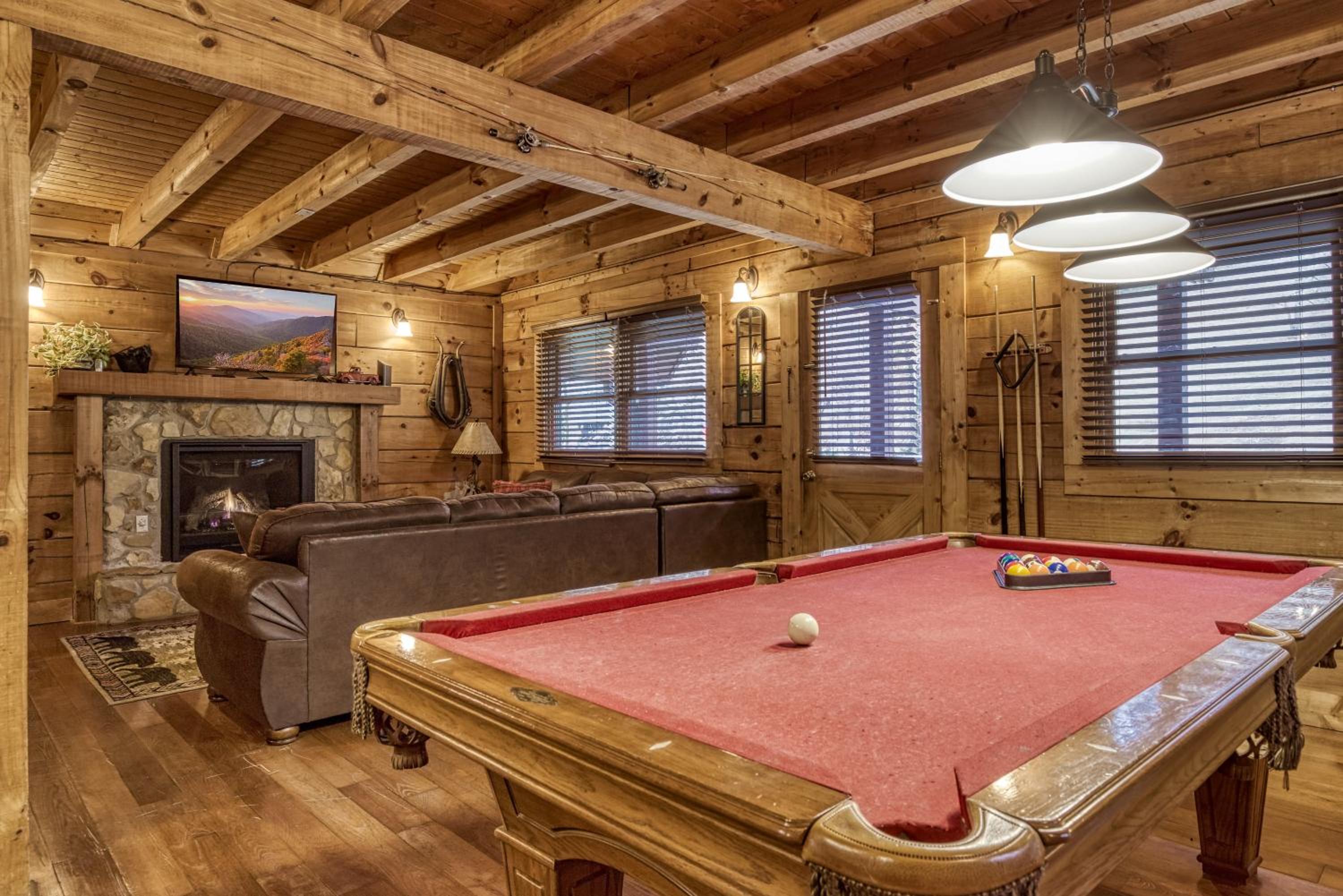 Bridgewood Cabin, Hot Tub, FREE Attraction tickets, WIFI!!!