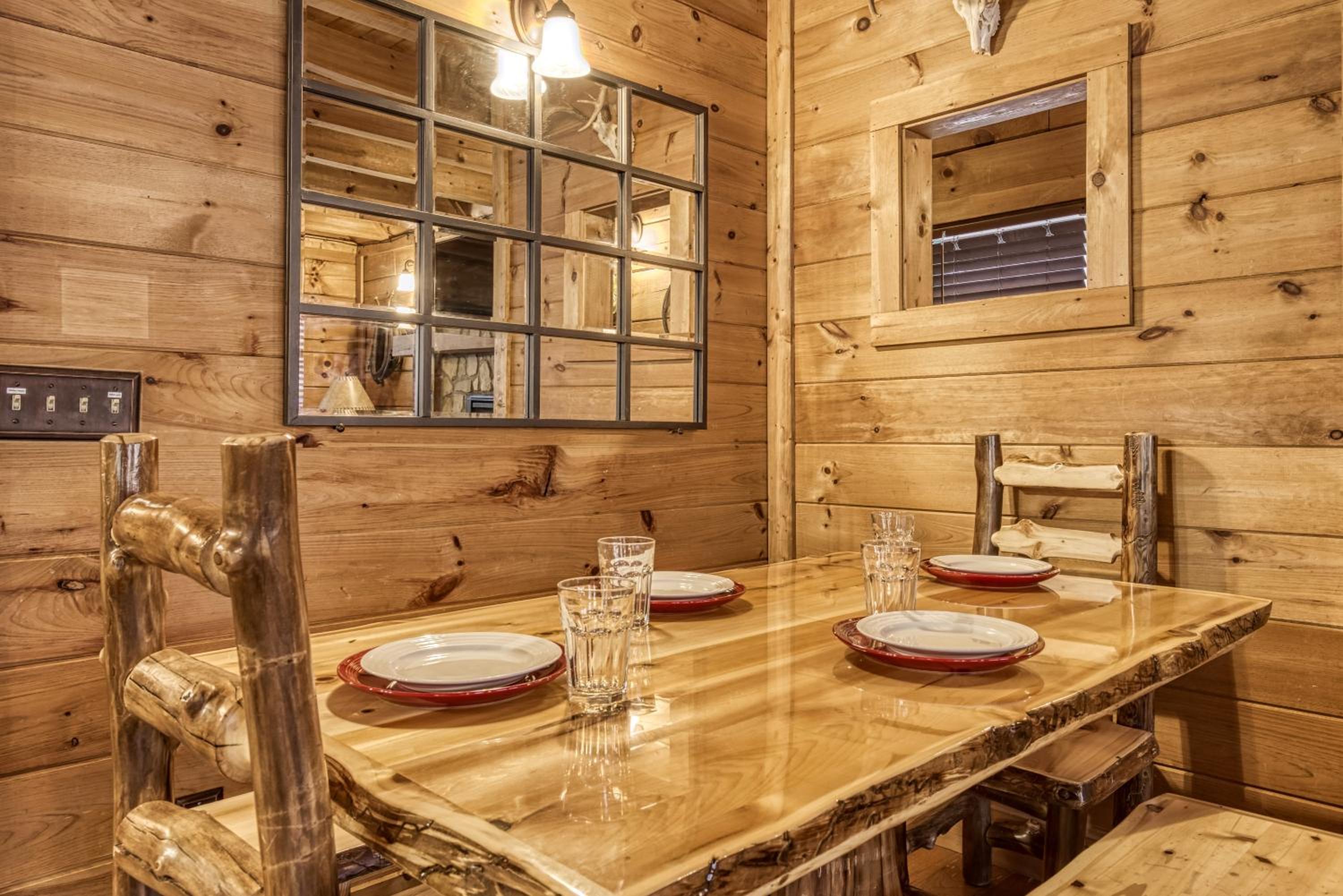Bridgewood Cabin, Hot Tub, FREE Attraction tickets, WIFI!!!