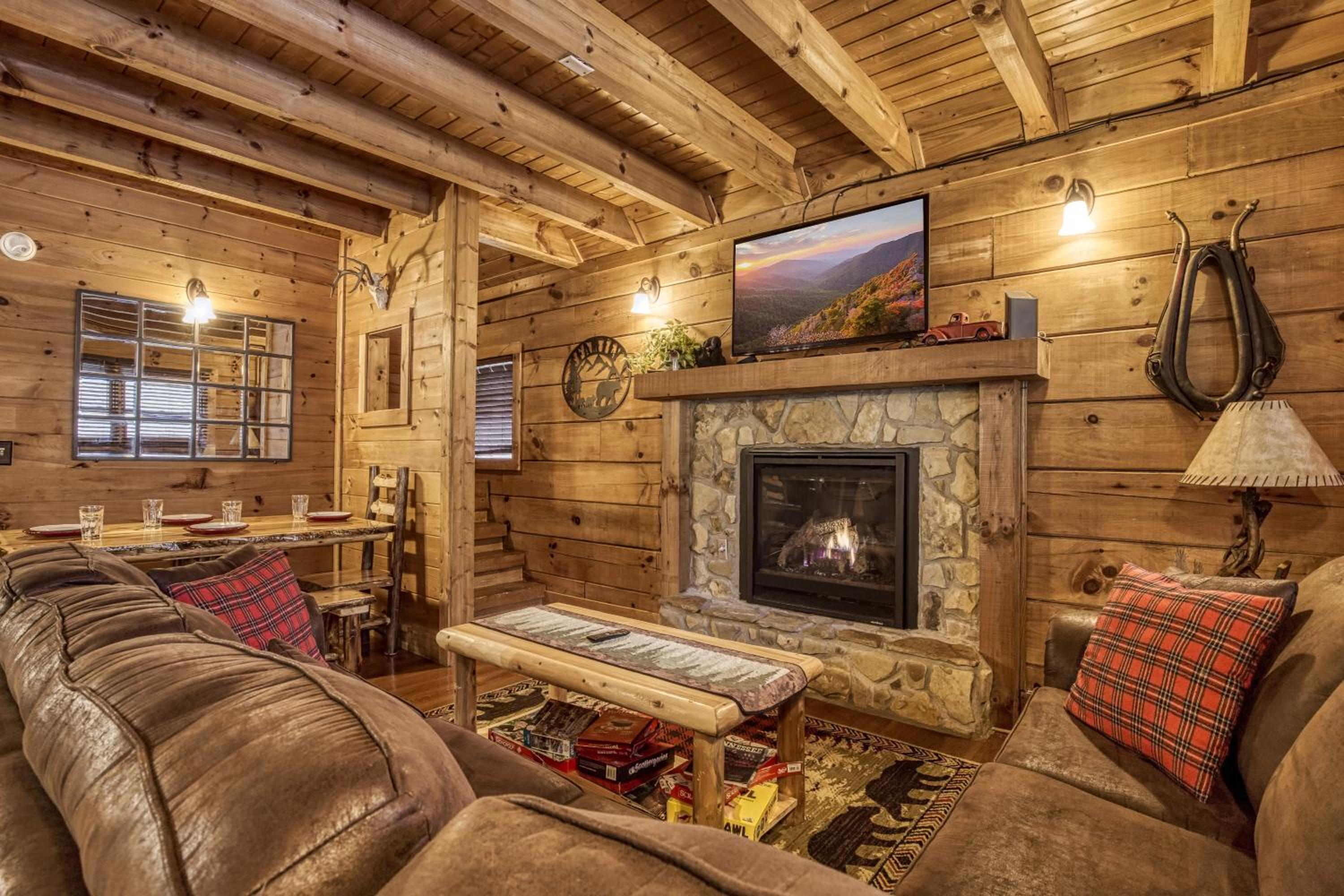 Bridgewood Cabin, Hot Tub, FREE Attraction tickets, WIFI!!!