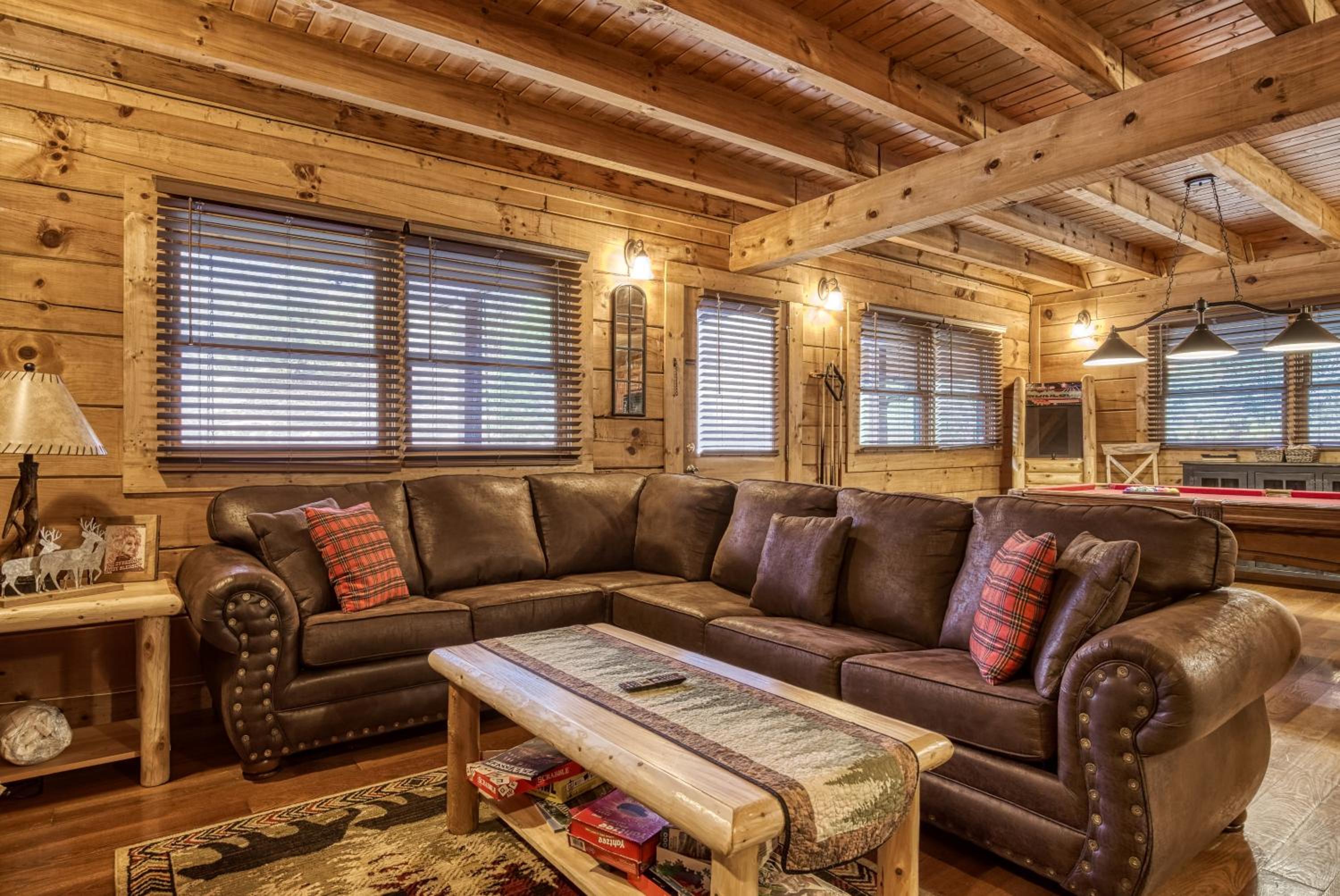 Bridgewood Cabin, Hot Tub, FREE Attraction tickets, WIFI!!!