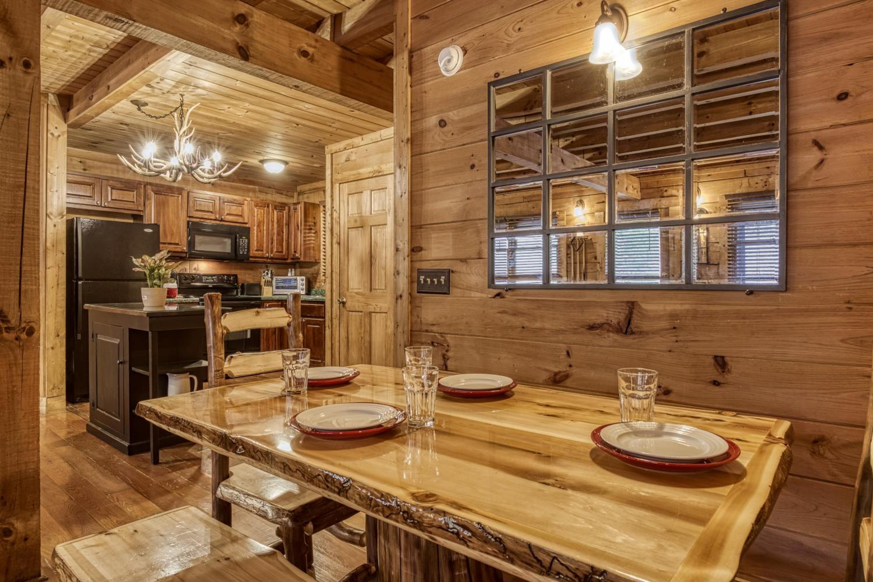 Bridgewood Cabin, Hot Tub, FREE Attraction tickets, WIFI!!!