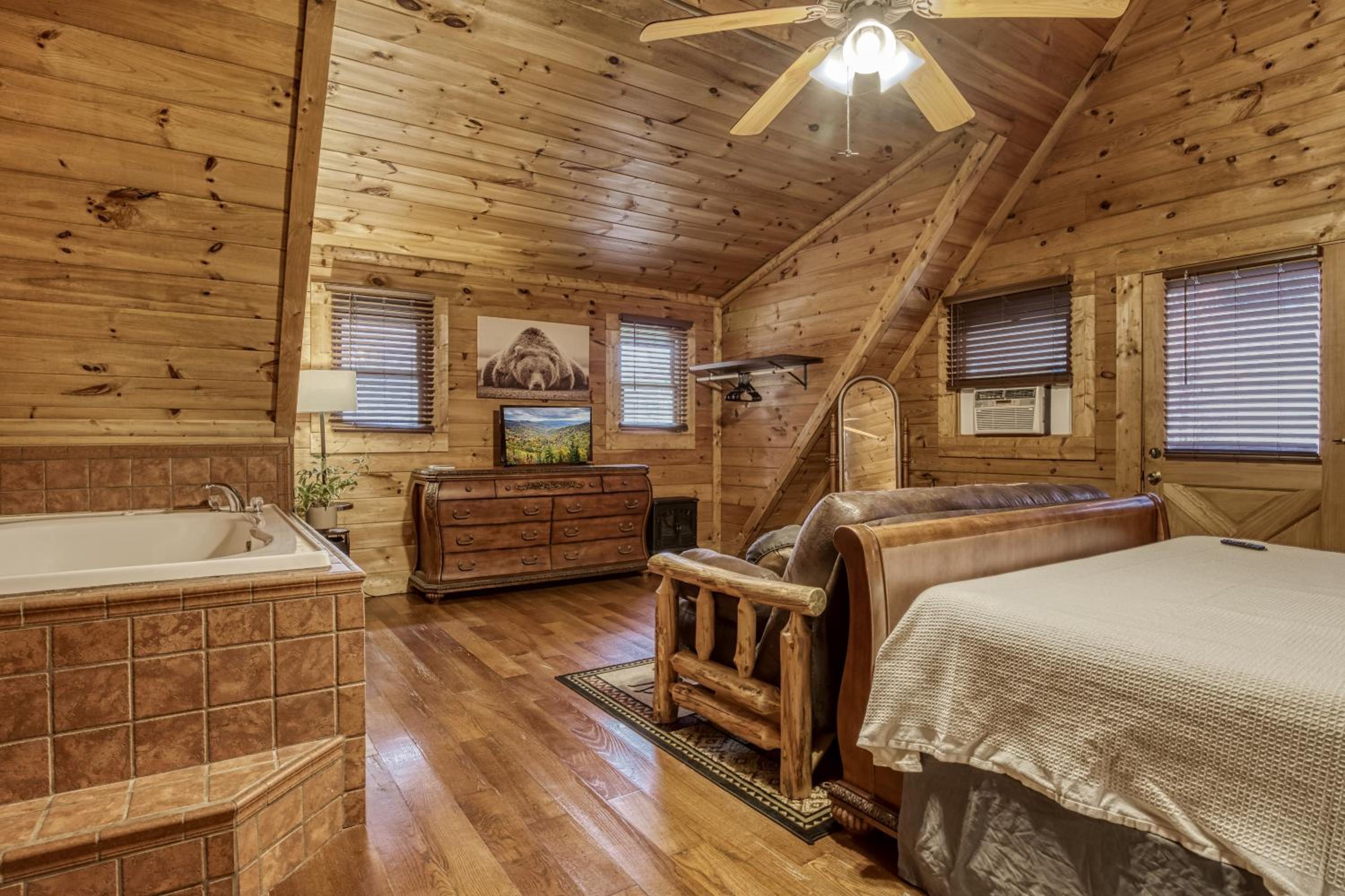 Bridgewood Cabin, Hot Tub, FREE Attraction tickets, WIFI!!!