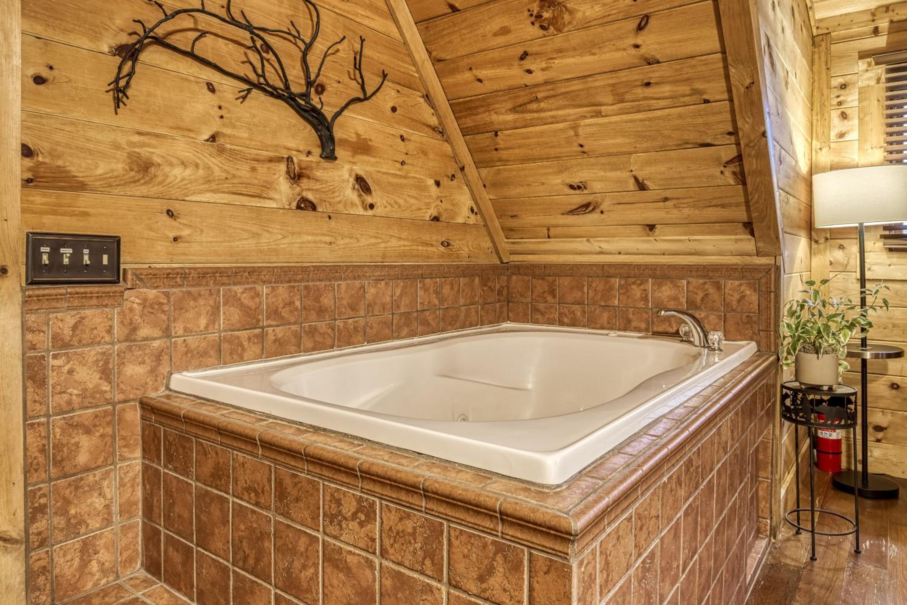 Bridgewood Cabin, Hot Tub, FREE Attraction tickets, WIFI!!!