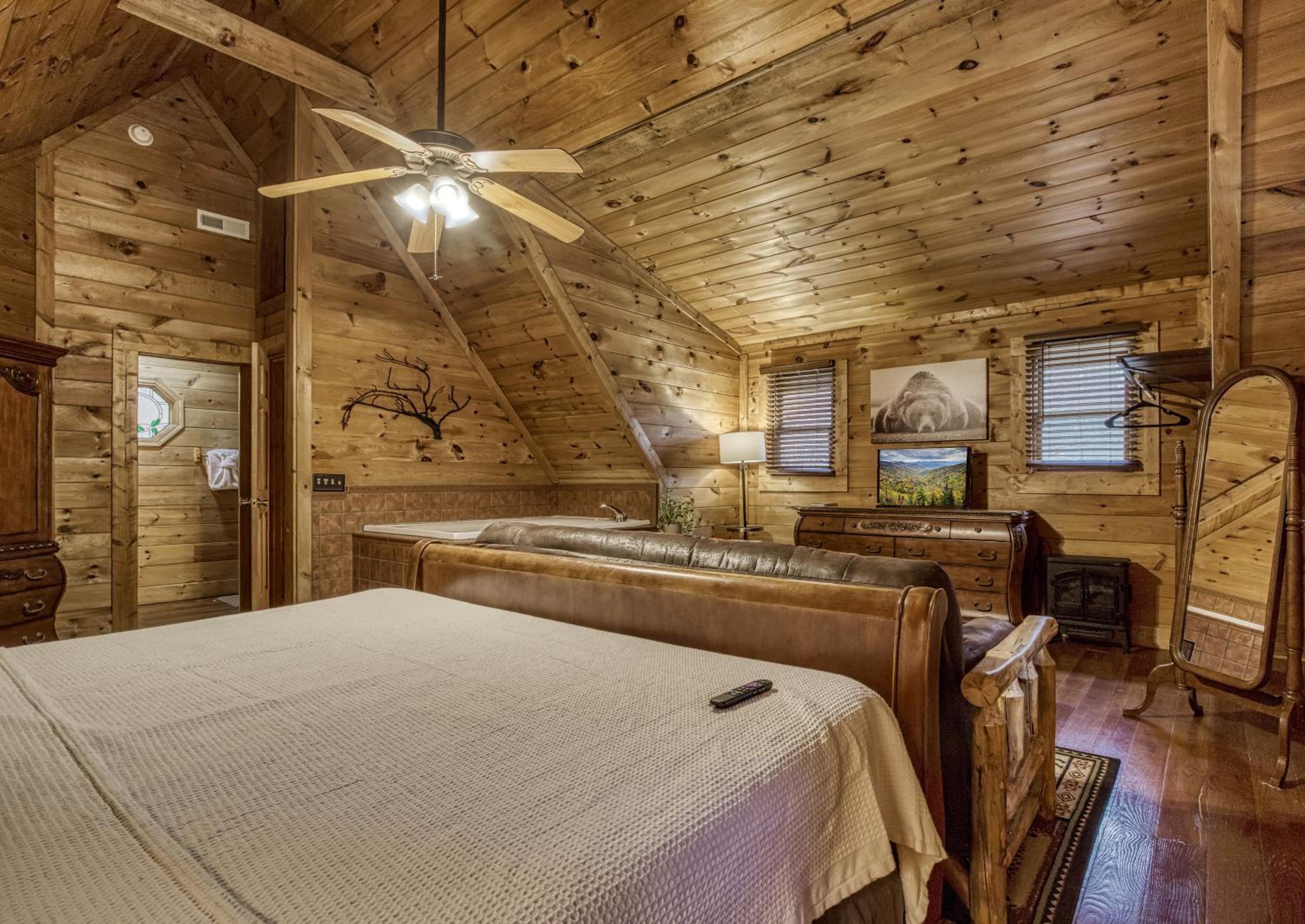 Bridgewood Cabin, Hot Tub, FREE Attraction tickets, WIFI!!!