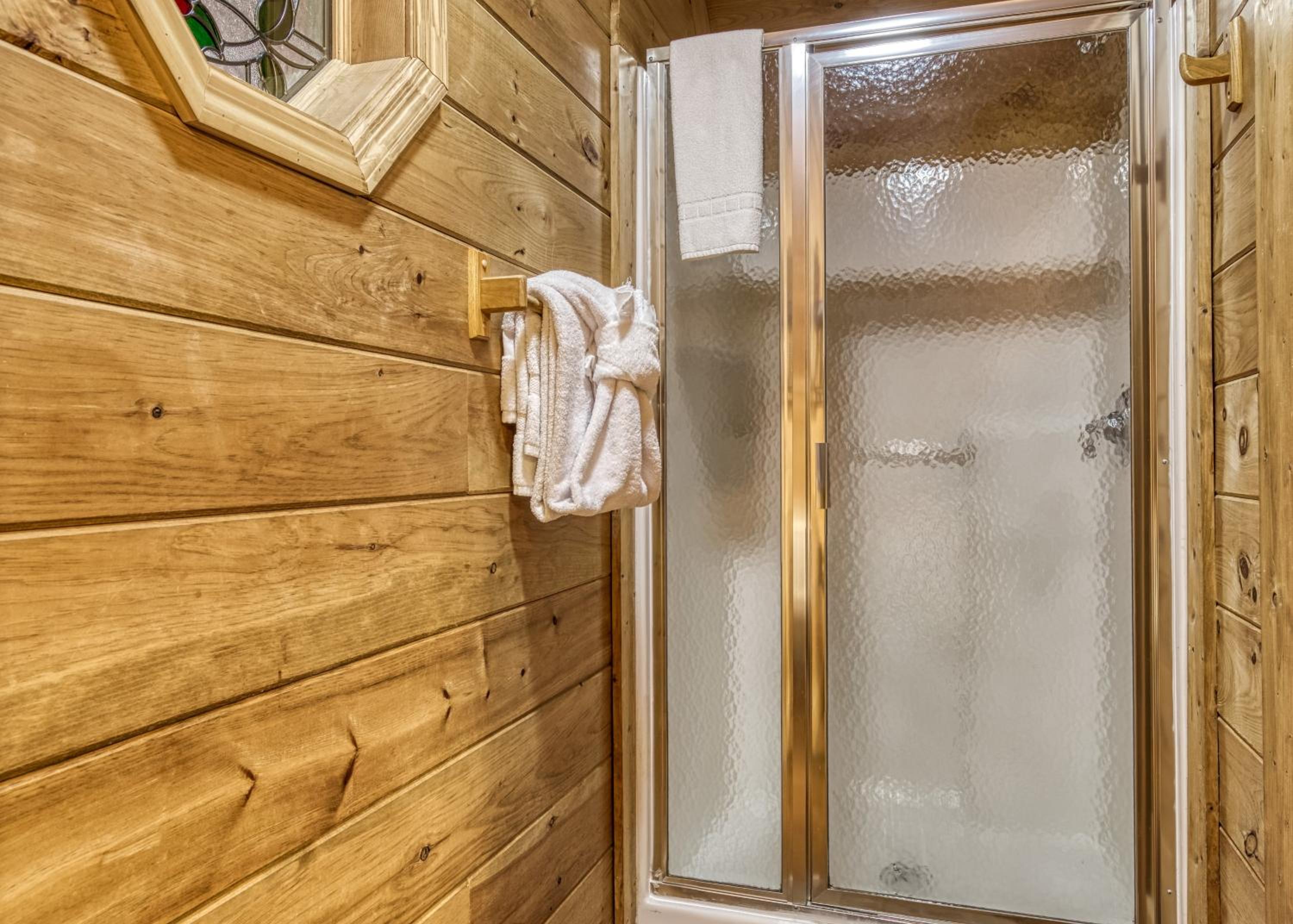 Bridgewood Cabin, Hot Tub, FREE Attraction tickets, WIFI!!!