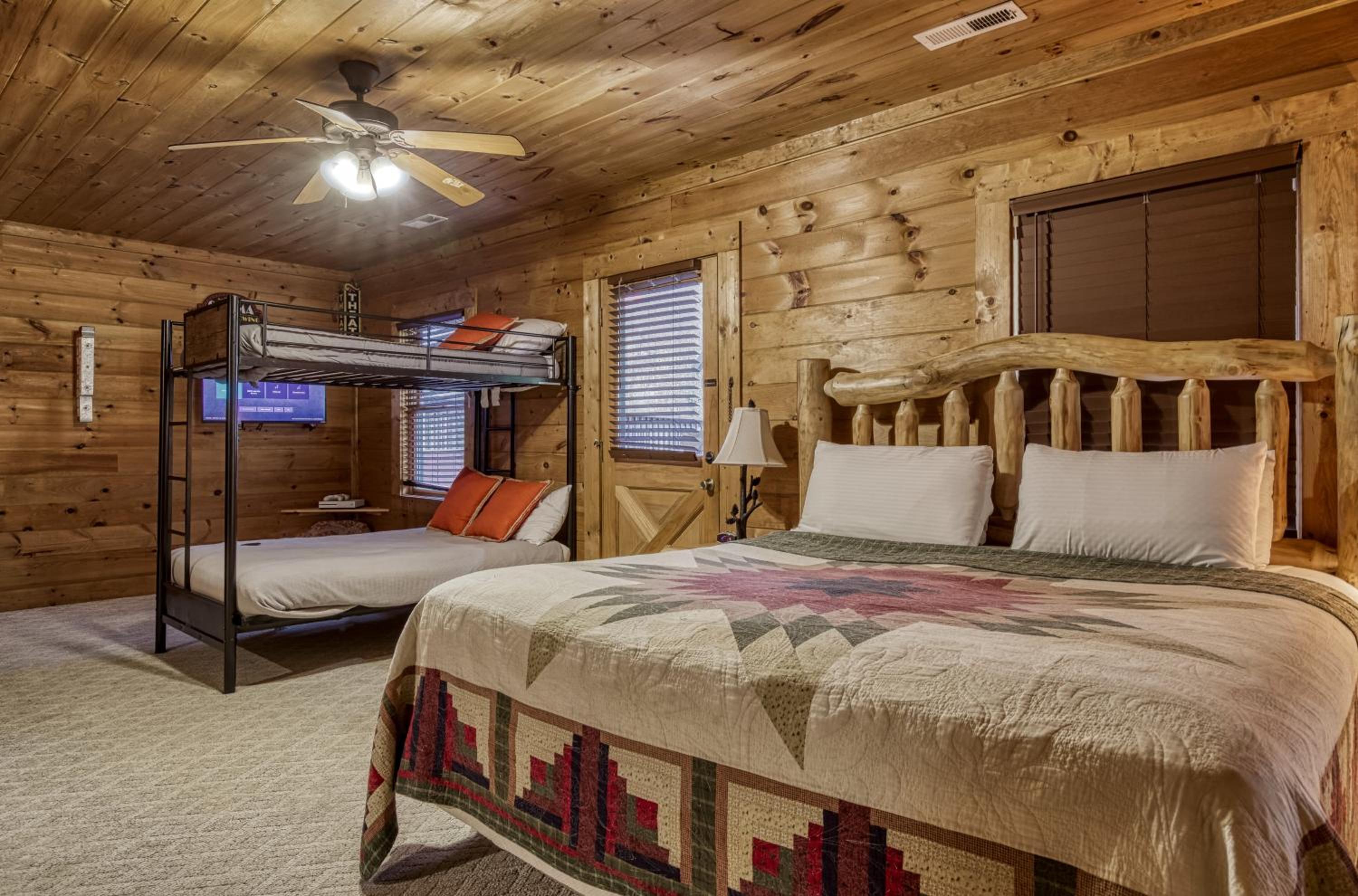 Bridgewood Cabin, Hot Tub, FREE Attraction tickets, WIFI!!!