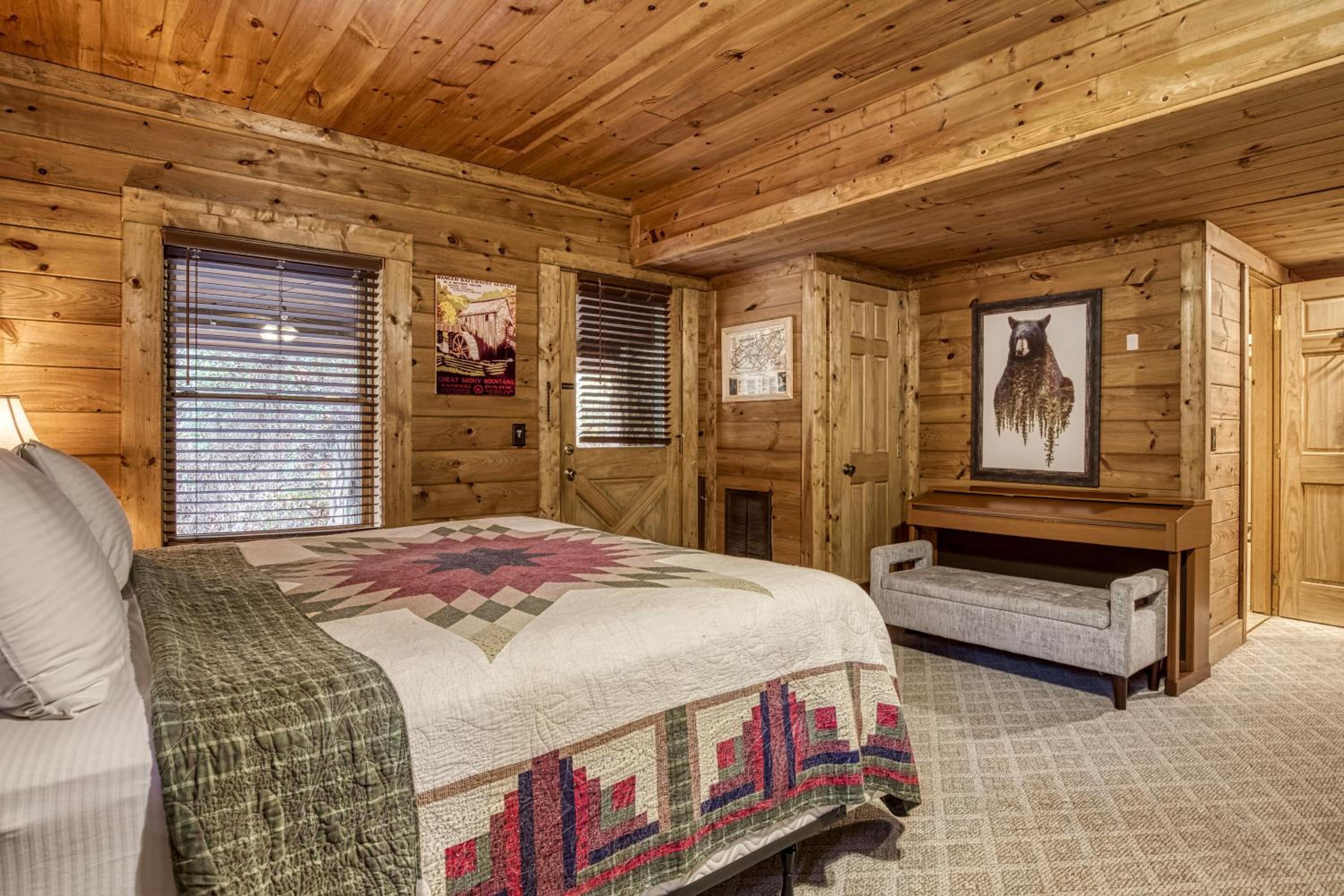 Bridgewood Cabin, Hot Tub, FREE Attraction tickets, WIFI!!!