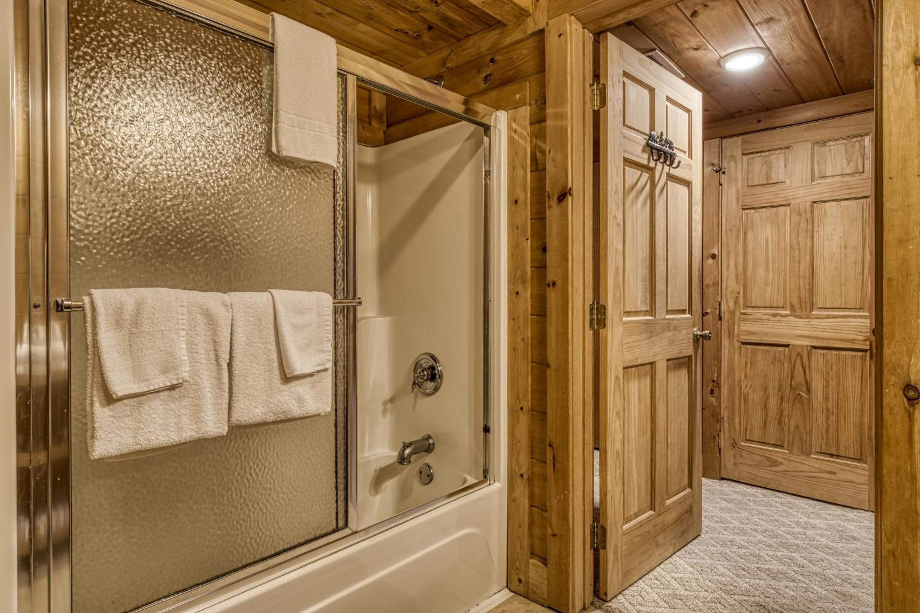 Bridgewood Cabin, Hot Tub, FREE Attraction tickets, WIFI!!!