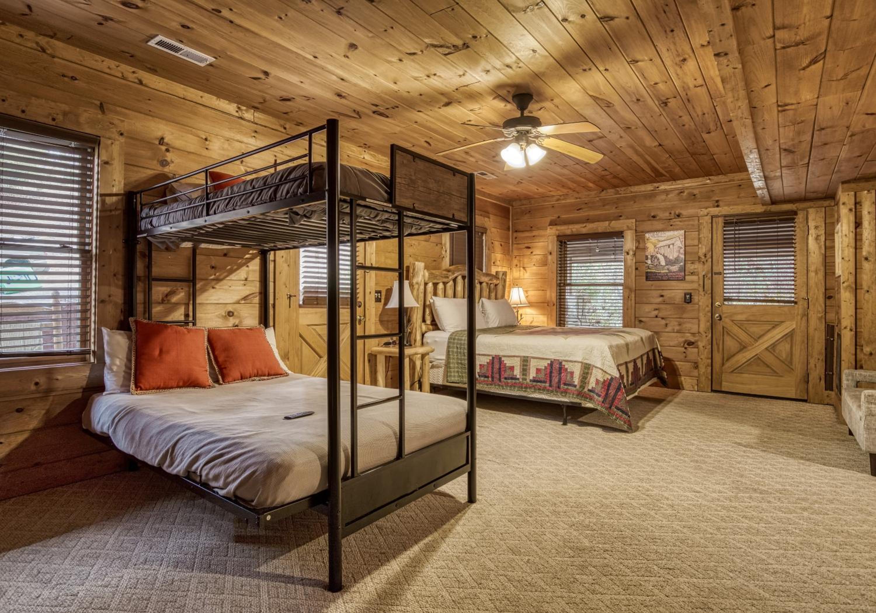 Bridgewood Cabin, Hot Tub, FREE Attraction tickets, WIFI!!!