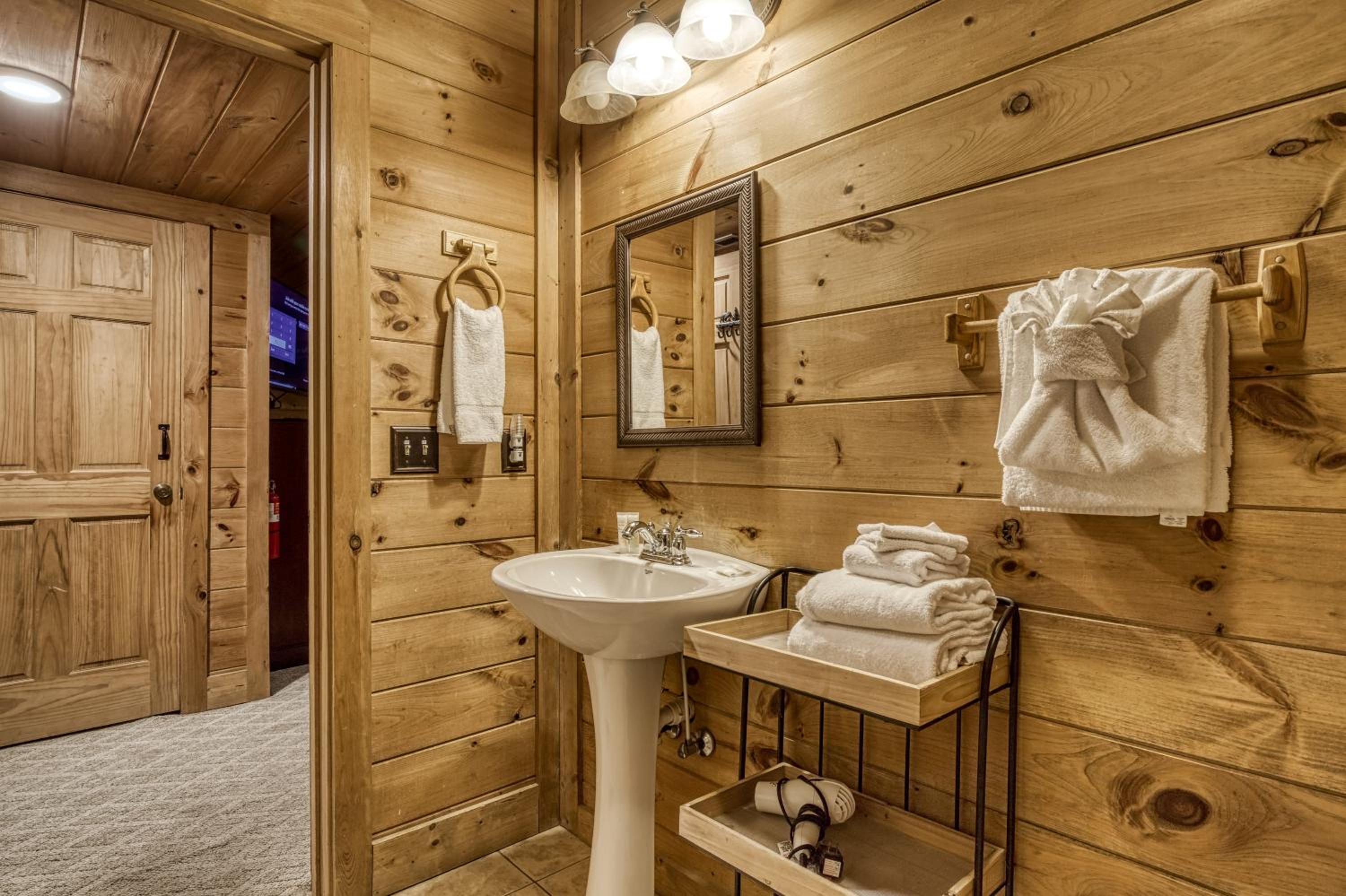 Bridgewood Cabin, Hot Tub, FREE Attraction tickets, WIFI!!!