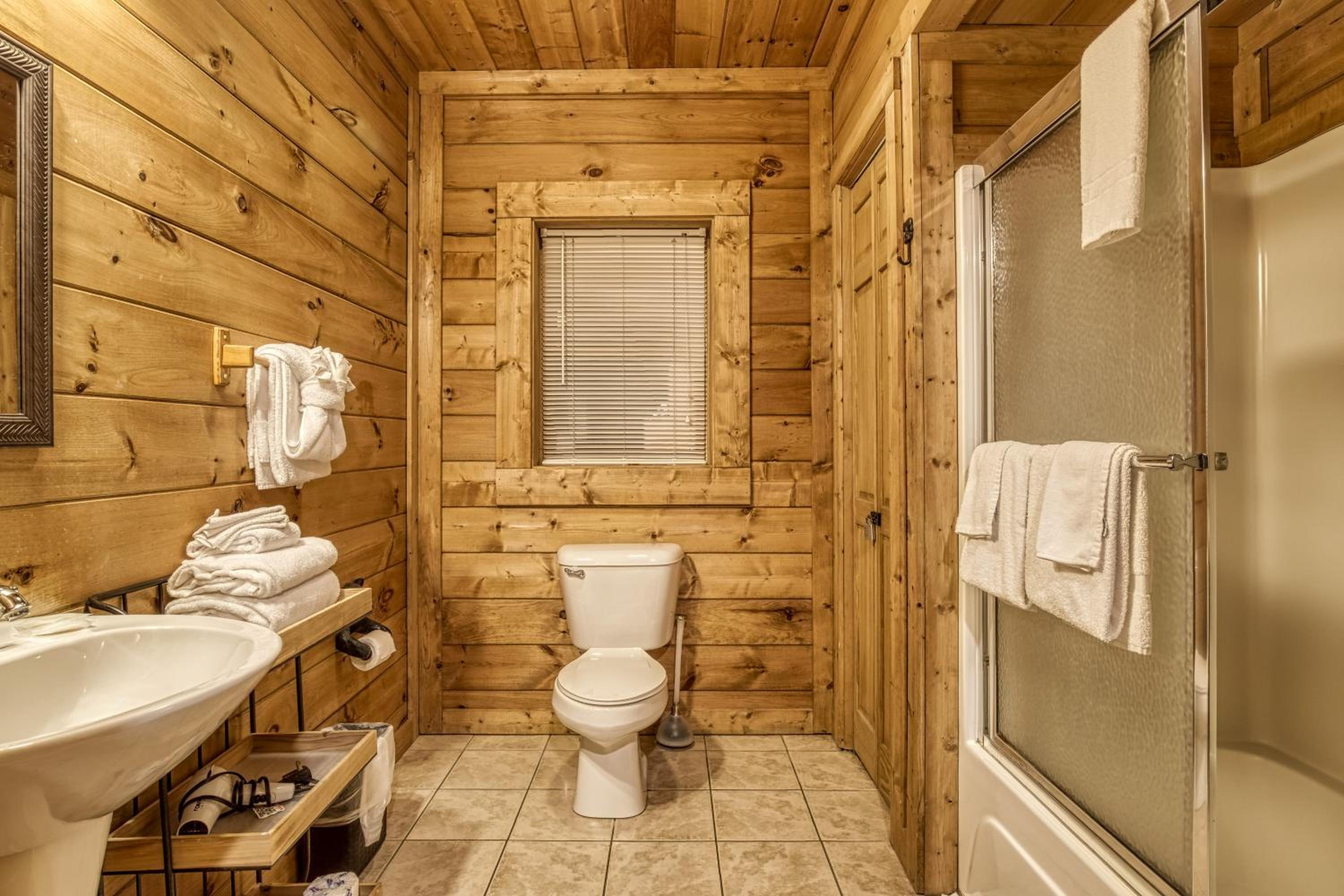 Bridgewood Cabin, Hot Tub, FREE Attraction tickets, WIFI!!!