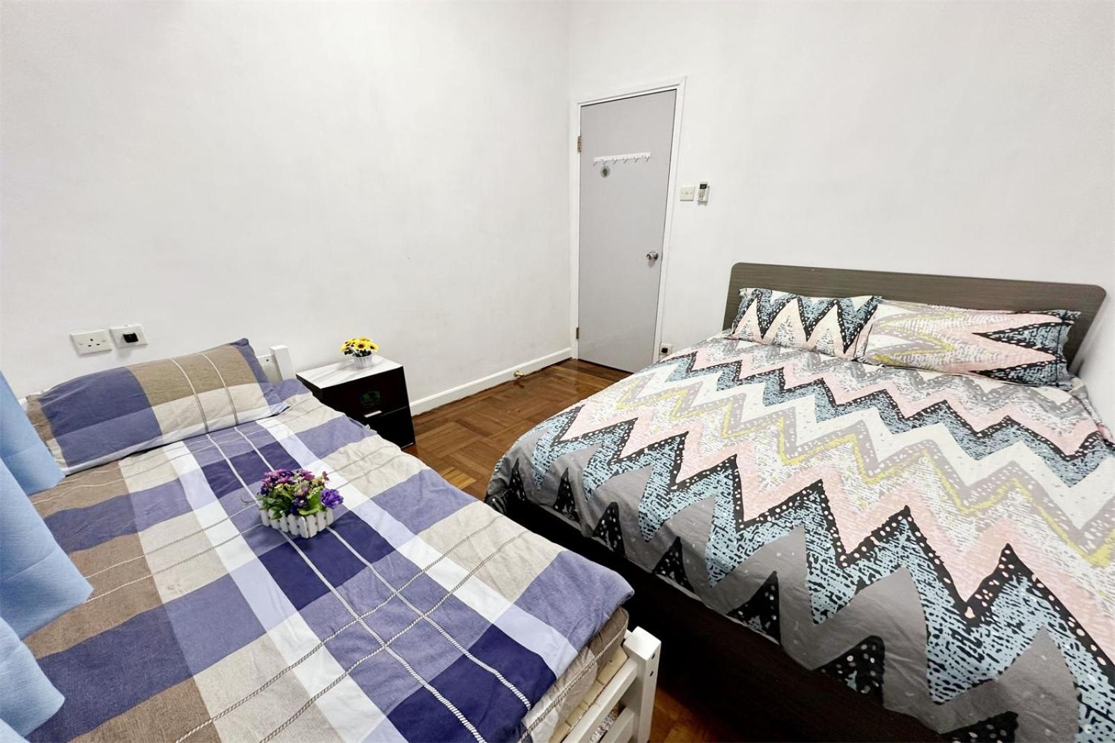 Fantastic Queen beds, 4Rms beside MTR grand 14ppls 2 bathrm