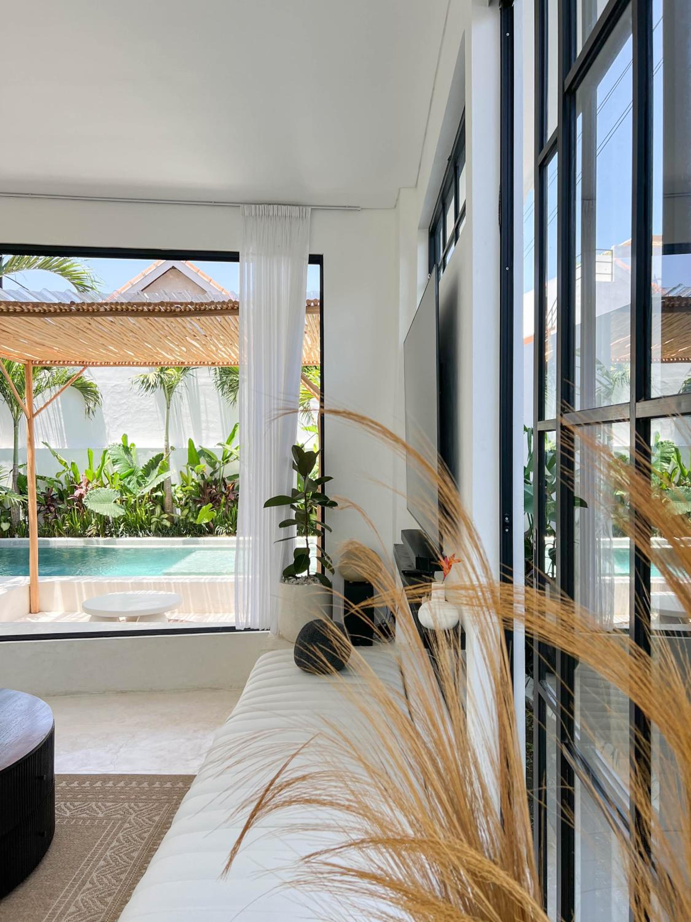 Modern chic 3BR villa in Canggu — lounge