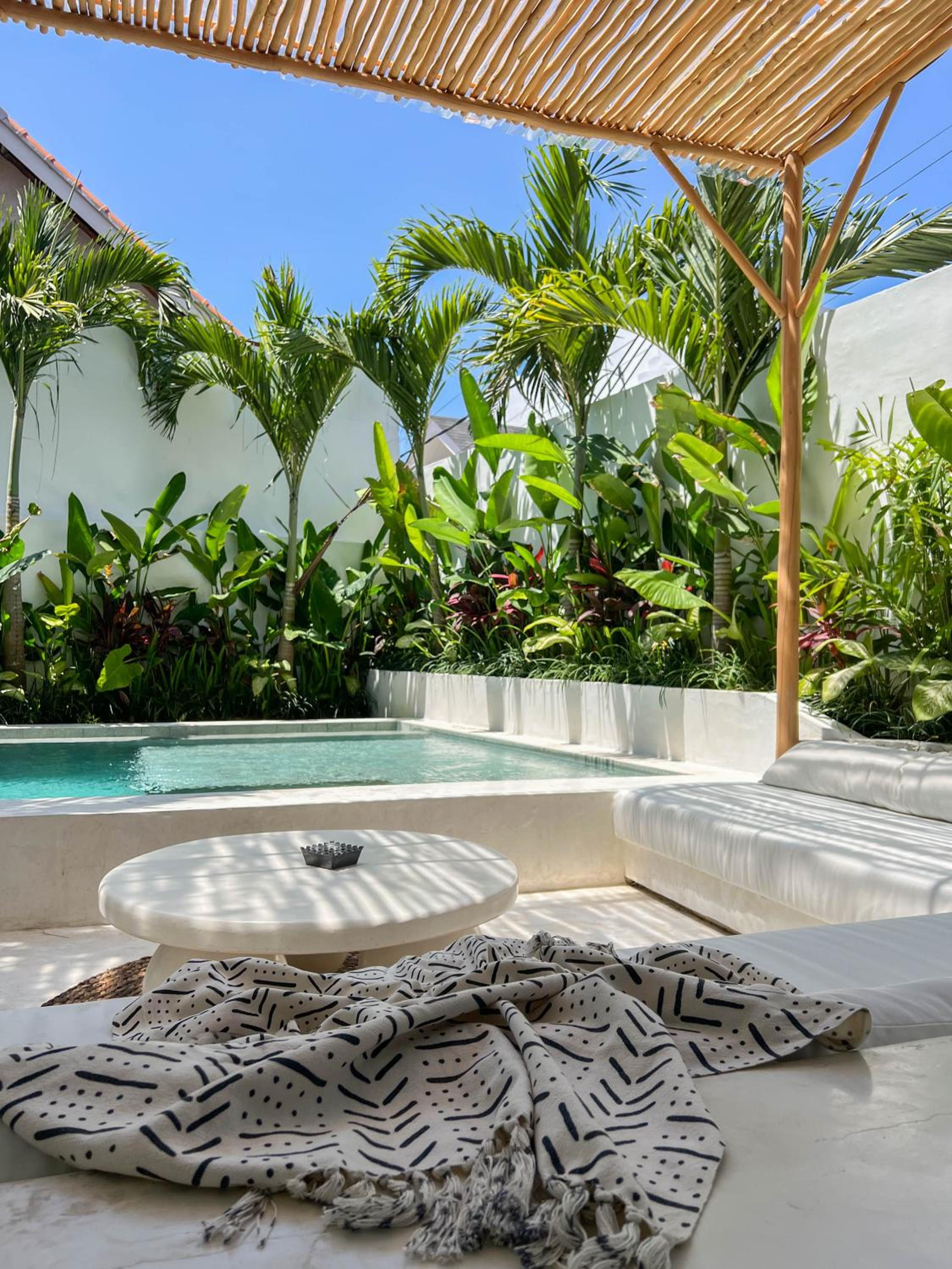 Modern chic 3BR villa in Canggu — recepcion & lobby