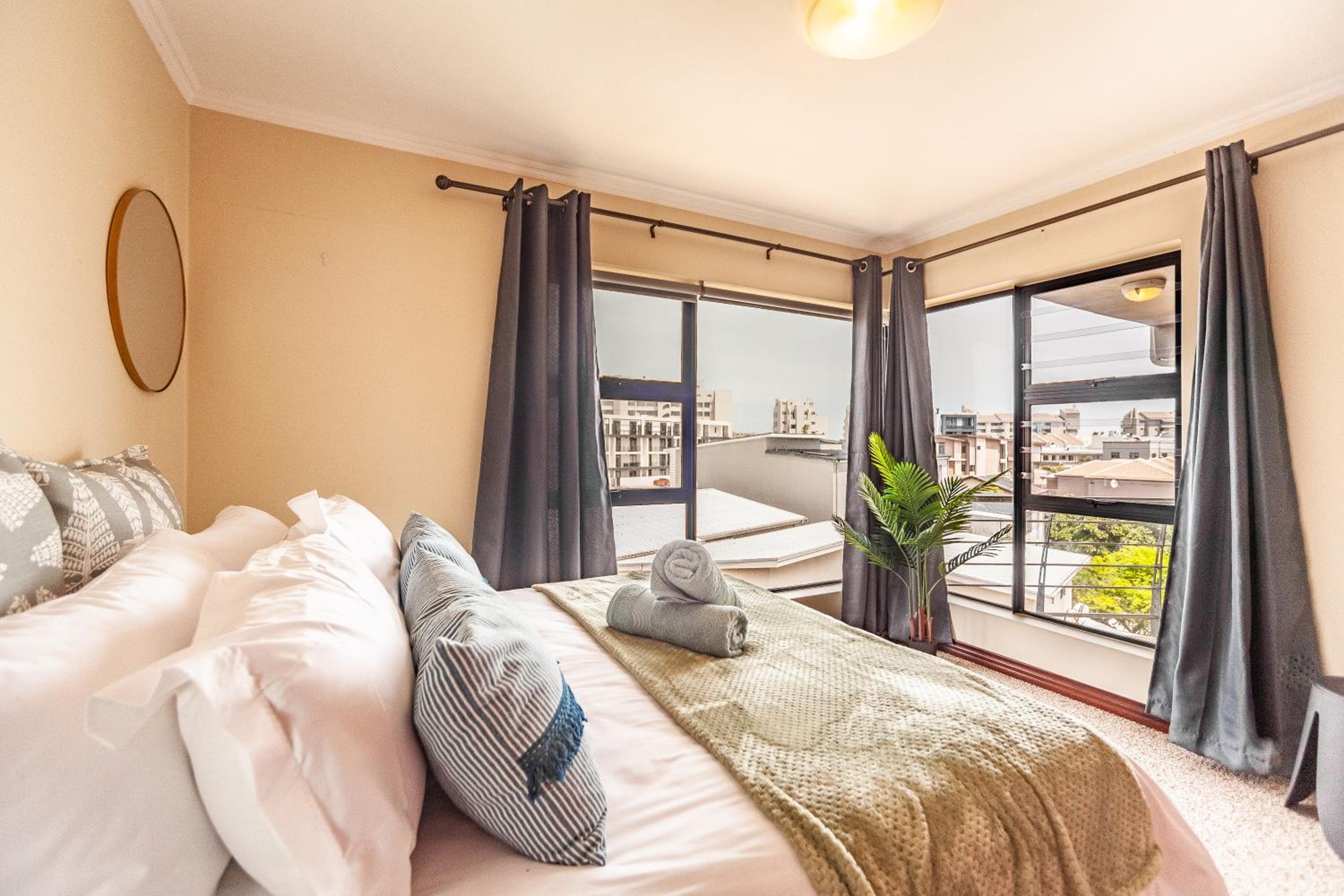 Beachfront 3rd floor 2 bedroom w communal swimming pool- B16 Blouberg view 4