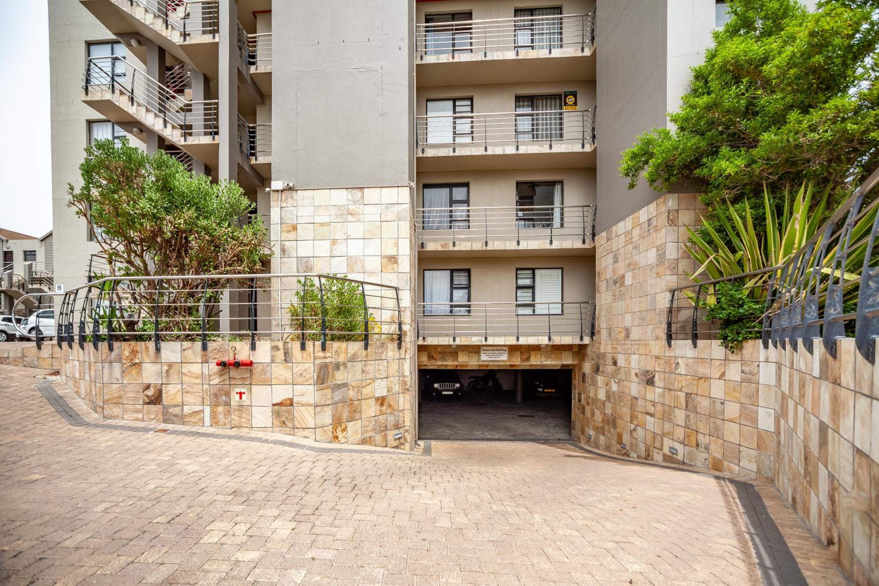 Beachfront 3rd floor 2 bedroom w communal swimming pool- B16 Blouberg view 5